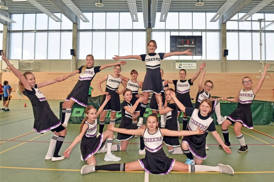 Niederwiesas neue Sporthalle: Ein Gewinn für Schüler und Gemeinde - Zum Tag der offenen Tür in der neue Zweifeldsporthalle Niederwiesa gaben die Tanzmädels des GTA-Projektes eine tänzerische Kostprobe.