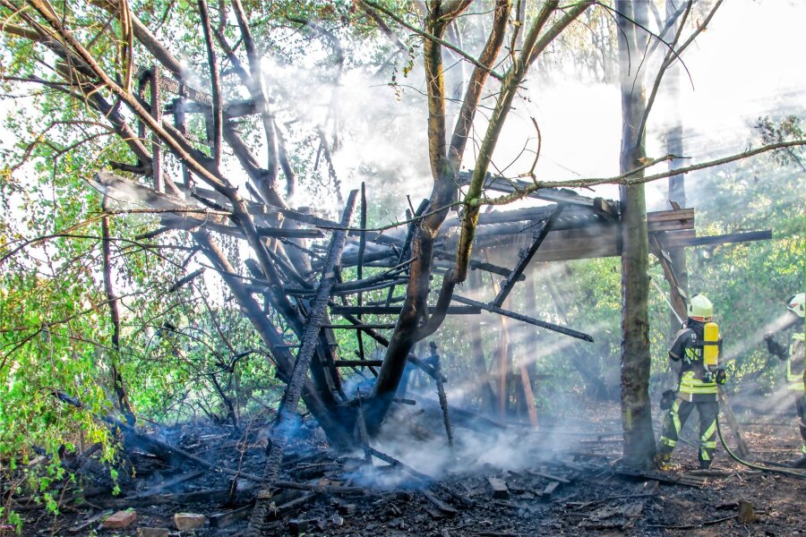 Niederwürschnitz: Baumhaus brennt nieder - Feuerwehr verhindert Schlimmeres - Die Reste eines von Jugendlichen selbst gebautes Baumhauses. Es war wohl Brandstiftung, so die Vermutung.