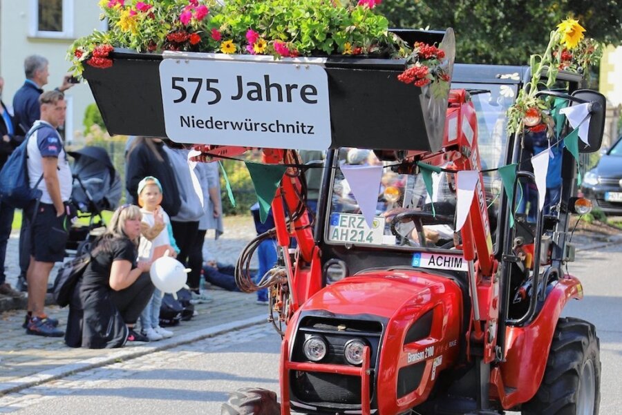 Insgesamt knapp 40 Bilder - zum Teil bestehend aus mehreren Fahrzeugen -  hatte der Festumzug anlässlich  "575 Jahre Niederwürschnitz"zu bieten. 