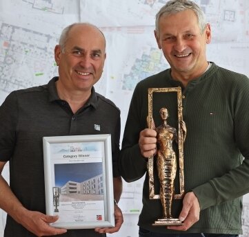 Niederwürschnitzer wird bei Fassadenwettbewerb prämiert - Mario Schreckenbach (rechts) und Detlef Trinks haben beim Fassadenwettbewerb in Valencia eine Siegertrophäe nebst Urkunde geholt.