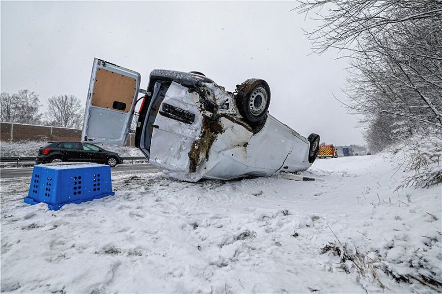 Nieselregen machte Straßen rund um Zwickau kurzzeitig zu Rutschbahnen - Auf der A4 stießen am Nachmittag zwei Fahrzeuge bei Schneeglätte zusammen. Ein Fahrzeug überschlug sich und blieb auf dem Dach liegen. Drei Personen wurden verletzt. 