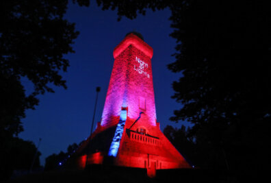 Auch der Bismarckturm in Glauchau erstrahlte am Montagabend in rotem Licht.