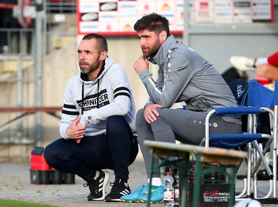  Co-Trainer Niklas Hoheneder (r.), im Gespräch mit Cheftrainer Christian Tiffert, verlängert beim Chemnitzer FC. Foto: Imago