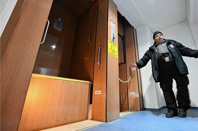 Nimmermüder Aufzug: Höchster Paternoster in Chemnitz läuft seit 50 Jahren - Aufzugswärter Jens Findeisen bei einem Kontrollgang am Paternoster im Gewerbepark A4. 