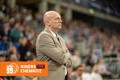 Niners Chemnitz aktuell: Die Playoffs sind sicher, jetzt kommt das Finale - Rodrigo Pastore verpasste das Spiel seiner Mannschaft in Rostock, weil ihm unwohl war. Seit Montag steht der Cheftrainer der Niners Chemnitz aber wieder in der Trainingshalle.