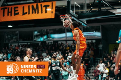 Niners Chemnitz aktuell: Die Playoffs sind sicher, jetzt kommt das Finale - Kevin Yebo, der hier spektakulär eindunkt, war mit 23 Punkten einmal mehr bester Werfer der Niners.