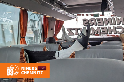Niners Chemnitz aktuell: Die Playoffs sind sicher, jetzt kommt das Finale - Nach dem Training am Montagmorgen ging es für die Niners im Bus nach München. Wie üblich wurde die Fahrt für Schlafeinheiten genutzt.