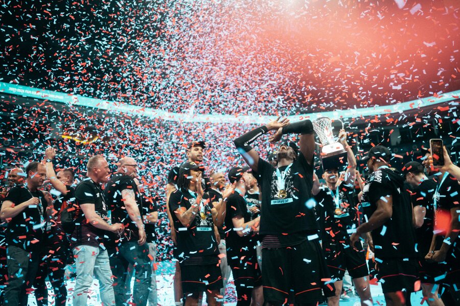 Niners Chemnitz gewinnen den Europapokal - Spannender konnte es nicht sein: Die Niners Chemnitz haben in Istanbul den Europapokal gewonnen.