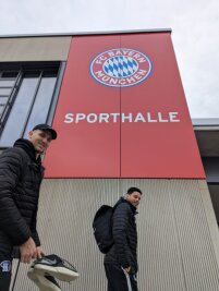Niners Chemnitz: In fremden Gefilden - Jonas Richter und Dominic Lockhart vor der Sporthalle auf dem Bayern-Campus.