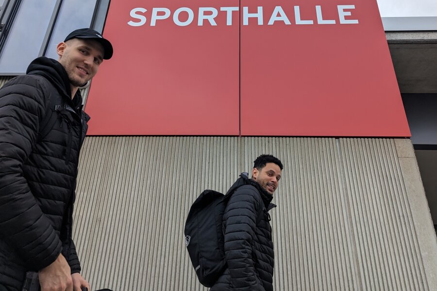 Niners Chemnitz: In fremden Gefilden - Jonas Richter und Dominic Lockhart vor der Sporthalle auf dem Bayern-Campus.