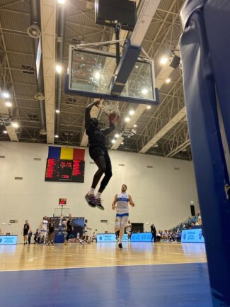 Aher Uguak beim Dunking. Er machte in Craiova xx Punkte.