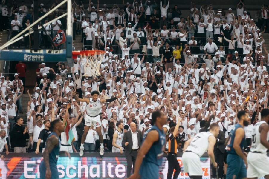 Die Niners Chemnitz haben das Ostderby in der Basketball-Bundesliga gewonnen.