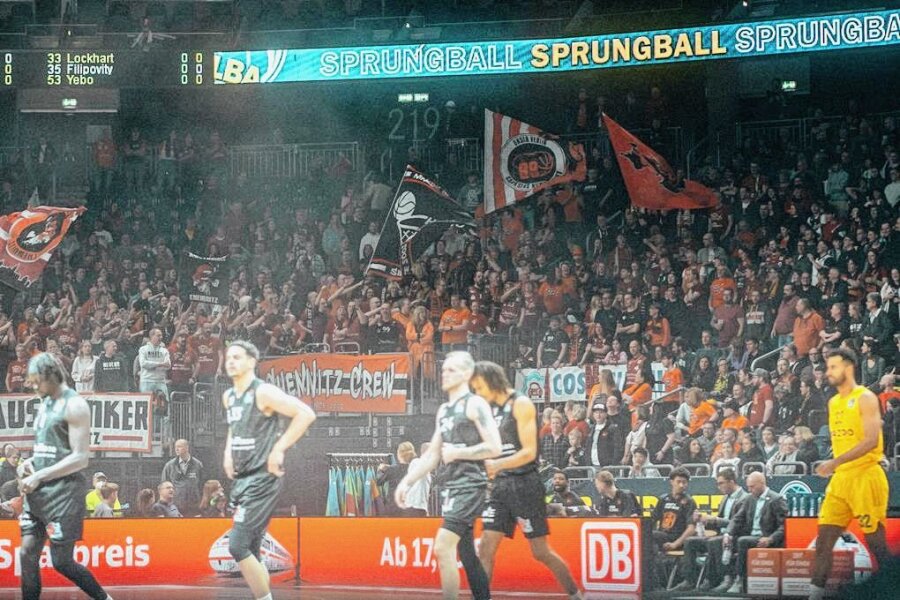 Niners Chemnitz und die Fans feiern Wiedervereinigung in Berlin - Nein, das ist kein Heimspiel der Niners. Das ist die Mercedes-Benz-Arena in Berlin am Samstagabend. Rund 1000 Fans haben die Chemnitzer Basketballer dorthin begleitet. 