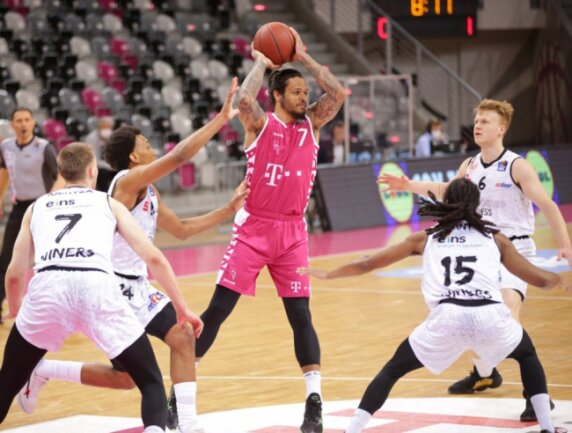 Niners gehen bei den Telekom Baskets Bonn unter - 