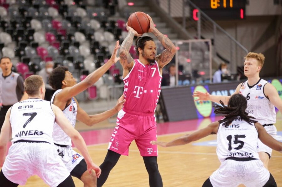 Niners gehen bei den Telekom Baskets Bonn unter