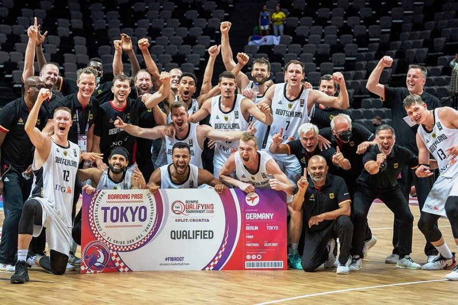 Da ist das Ticket nach Tokio! Die deutsche Basketballnationalmannschaft feierte am Sonntag den Sieg beim Qualifikationsturnier in Split. Mittendrin war auch Niners-Spieler Jan Niklas Wimberg (stehend, 5. von links).