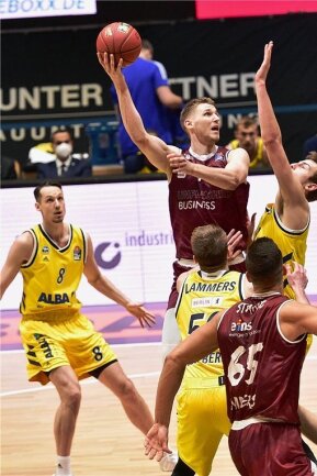 Niners verabschieden sich mit starker Leistung gegen Alba - Jonas Richter machte bei der Niederlage gegen Alba Berlin 18 Punkte und war damit zweitbester Werfer des Teams. 