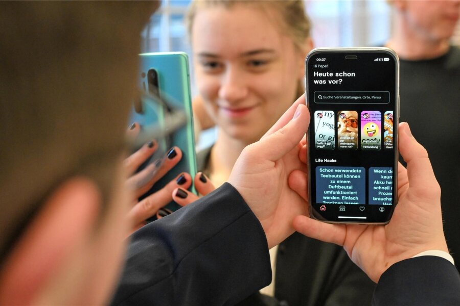 Nix los für Jugendliche? Diese App soll helfen - Die Chemnitzer Schülerin Shari Heidenreich probiert die App „Yoggl“ auf ihrem Smartphone aus.