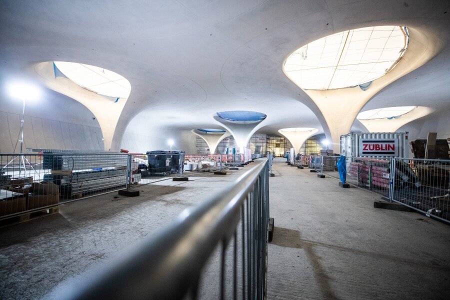 Noch ein Jahr warten auf S 21 - Bahnprojekt zieht sich - Tageslicht fällt durch die Lichtaugen des neuen Stuttgarter Hauptbahnhofs - Passagiere müssen auf diesen Anblick jedoch länger warten als gedacht.