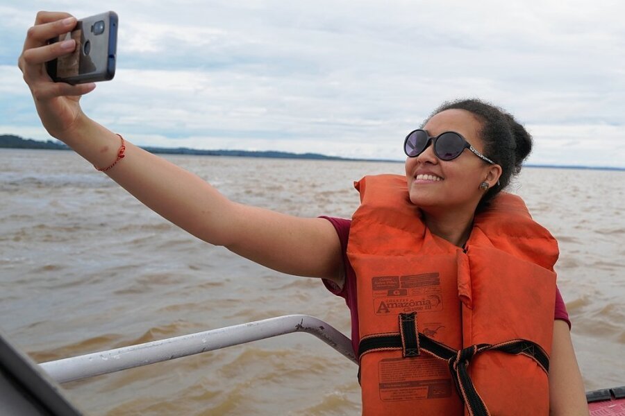 Oriana Blandon Pulido genießt die Bootsfahrt zum Zusammenfluss von Rio Negro und Rio Solimoes sichtlich und macht ein Selfie von sich. Am Sonntag stand der Heimflug nach Deutschland an. 