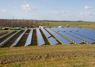 Noch ein Solarpark an der A 4 im Landkreis Zwickau geplant - Die bereits vorhandene Fotovoltaikanlage auf der Deponie Lipprandis weist kaum Höhenunterschiede auf.