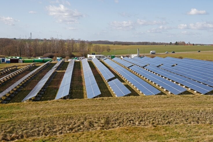 Noch ein Solarpark an der A 4 im Landkreis Zwickau geplant - Die bereits vorhandene Fotovoltaikanlage auf der Deponie Lipprandis weist kaum Höhenunterschiede auf.