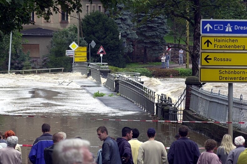 Die Zschopaubrücke in Mittweida am Morgen des 13. August: Zahlreiche Schaulustige kamen damals an den Brennpunkt. Die Stadt wartet weiterhin auf eine Sanierung des Bauwerks und der Staatsstraße.