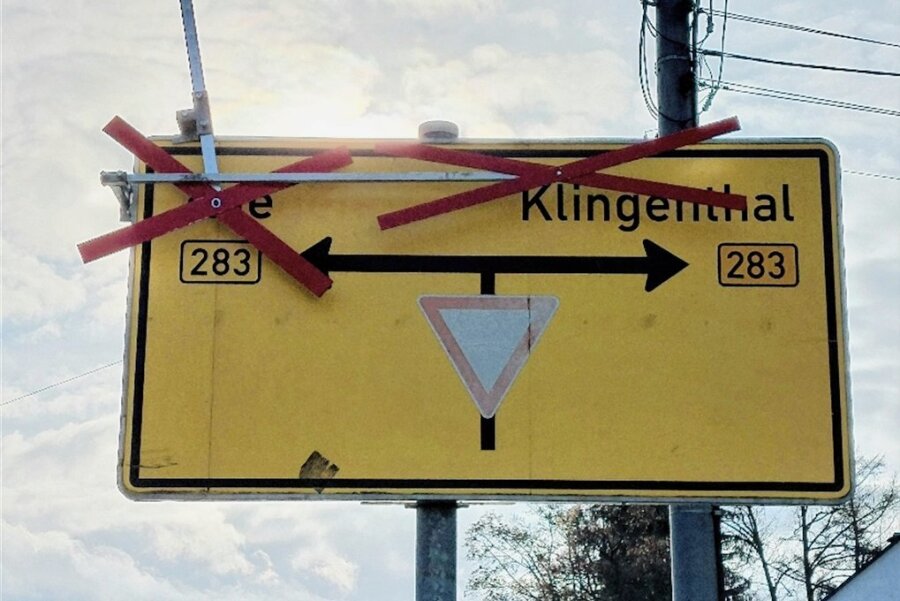Noch eine weitere Baustelle im oberen Vogtland: Auch Straße zwischen Hammerbrücke und Tannenbergsthal gesperrt - Hinweis auf die Sperrung nach Klingenthal und Richtung Aue.