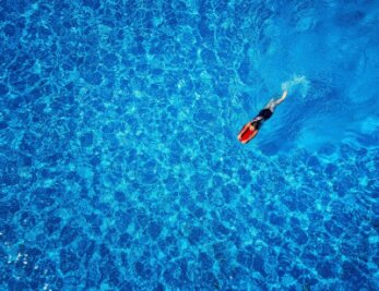 Noch einmal eintauchen ins Blaue - Der Olbernhauer hat Szenen aus dem heimatlichen Schwimmbad festgehalten, mit denen er sich an der demnächst ausklingenden Sommerrunde des "Freie Presse"-Fotowettbewerbs beteiligt. 