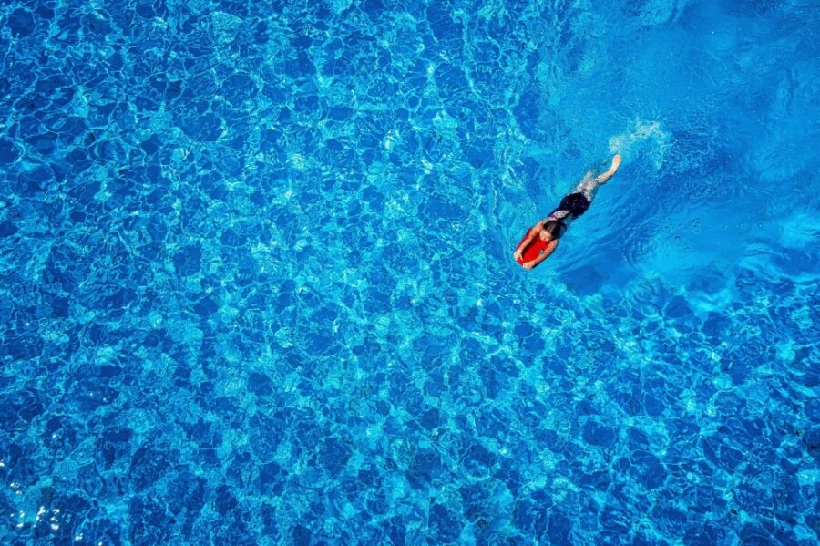 Noch einmal eintauchen ins Blaue - Der Olbernhauer hat Szenen aus dem heimatlichen Schwimmbad festgehalten, mit denen er sich an der demnächst ausklingenden Sommerrunde des "Freie Presse"-Fotowettbewerbs beteiligt. 