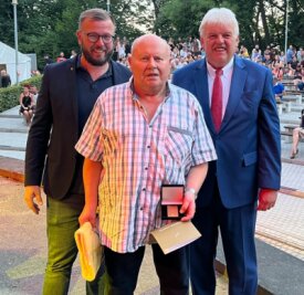 Noch einmal im Rampenlicht - Dietmar Judas wurde beim Parkfest in Hainichen mit der Ehrenplakette des LSB ausgezeichnet. KSB-Geschäftsführer Benjamin Kahlert (l.) und der Hainichener Bürgermeister Dieter Greysinger gratulierten. 
