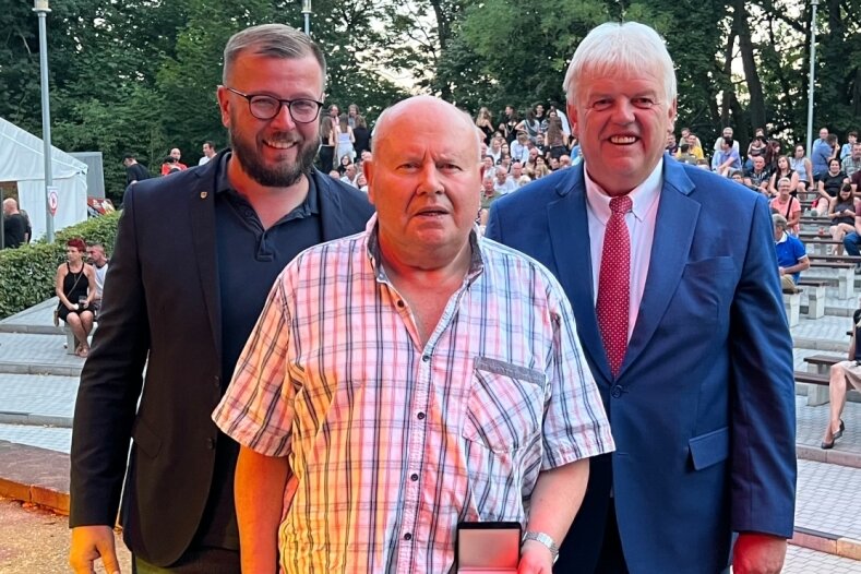 Dietmar Judas wurde beim Parkfest in Hainichen mit der Ehrenplakette des LSB ausgezeichnet. KSB-Geschäftsführer Benjamin Kahlert (l.) und der Hainichener Bürgermeister Dieter Greysinger gratulierten. 
