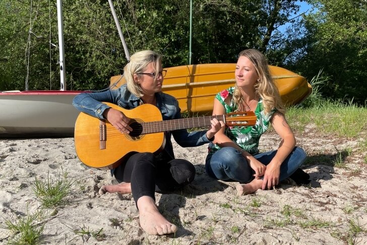 Madeleine Wagner-Mahn (links) und ihre Schwester Jenny Küther haben sich für den MDR an ihre Sommer erinnert, die sie an der Müritz verbracht haben. Am Donnerstag ist die Sendung zu sehen. 
