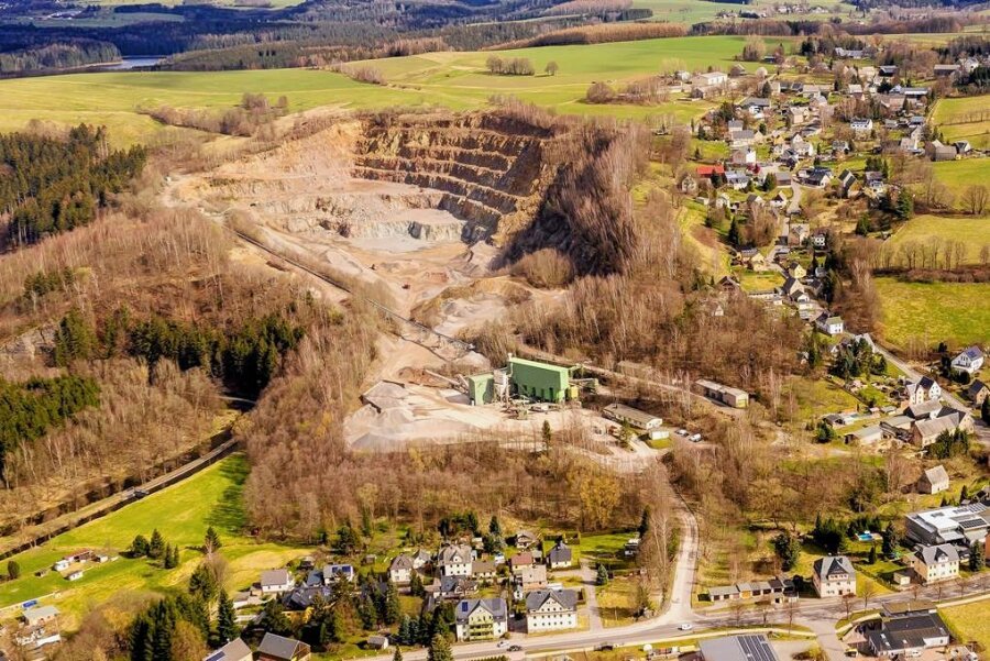 Noch fast 40 Jahre Sprengungen im Steinbruch Görsdorf? - Links der Steinbruch und rechts Görsdorf: Die Anwohner hören, spüren und sehen jede Sprengung. 