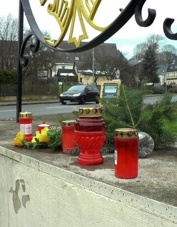 Noch fehlt der Polizei der entscheidende Mosaikstein - 
              <p class="artikelinhalt">Freunde haben Kerzen und Blumen an der Unglücksstelle aufgestellt.</p>
            