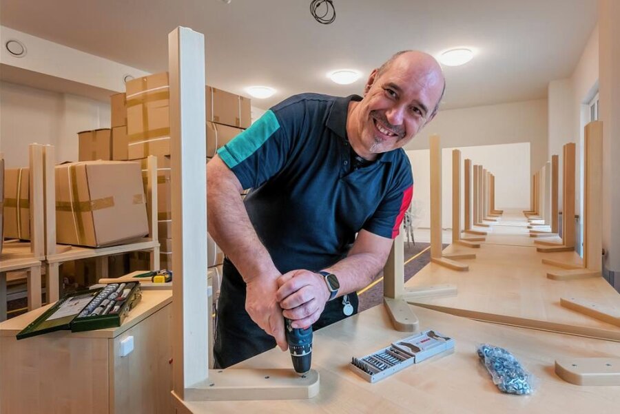 Noch freie Plätze: Pflegeheim in Zschopau kurz vor Eröffnung - Hausmeister Jens Martin montiert Mobiliar in der künftigen Cafeteria.