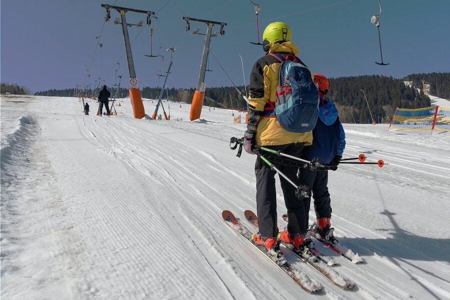 Noch immer volles Skiprogramm am Fichtelberg - In Oberwiesenthal ist Wintersport noch gut möglich. 