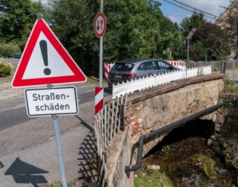 Noch nicht alle Winterschäden beseitigt - Die S 247 in Königshain-Wiederau ist zum großen Teil in einem schlechten Zustand. An der Lunzenauer Straße in Wiederau gibt es seit Jahren zudem eine Einengung an einer maroden Brücke. 