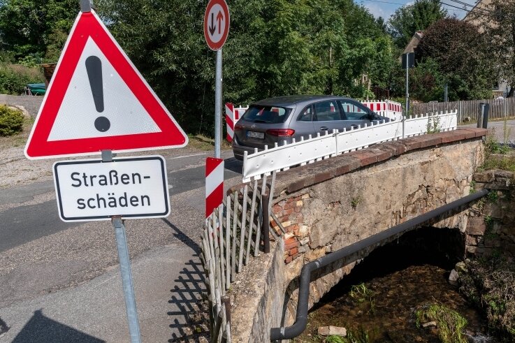Die S 247 in Königshain-Wiederau ist zum großen Teil in einem schlechten Zustand. An der Lunzenauer Straße in Wiederau gibt es seit Jahren zudem eine Einengung an einer maroden Brücke. 
