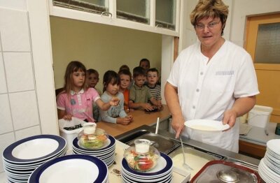 Noch nicht in dem Topf, wo's kocht - Heidi Lange teilt in der Bad Schlemaer Grundschule Essen aus. 100.000Euro müsste die Gemeinde pro Jahr berappen, um alle Schüler des Kurorts mittags kostenlos zu versorgen. 