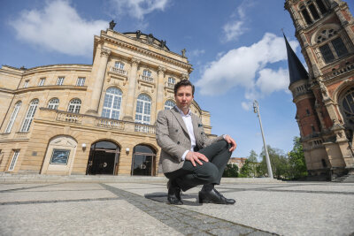 Benjamin Reiners vor seinem künftigen Arbeitsplatz, der Oper Chemnitz. Er wird dort ab Sommer 2025 für zunächst drei Jahre neuer Generalmusikdirektor der Chemnitzer Städtischen Bühnen.  