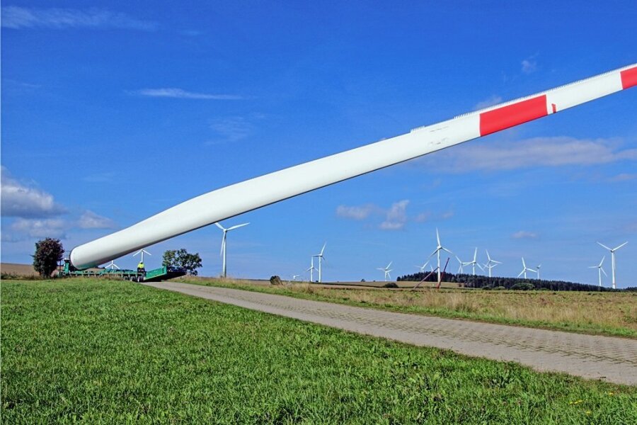 Noch passt es nicht - Aufbau von Windkraftanlagen bei Voigtsdorf verzögert sich - Am Dienstagvormittag wurde der vorletzte Flügel für die drei neuen Windkraftanlagen an den Saidenberg bei Voigtsdorf geliefert. Noch in dieser Woche soll schließlich der letzte folgen. 
