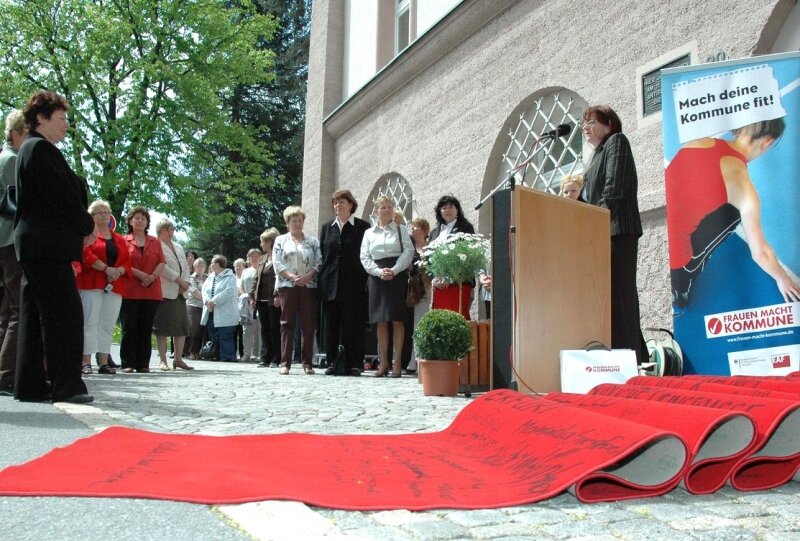 Roter Teppich vor dem Rathaus in Schwarzenberg