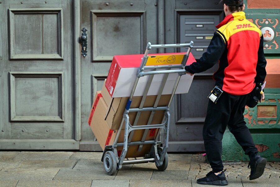 Noch weniger Briefe, noch mehr Pakete - Klassische Briefe gibt es immer seltener. Doch dank des Online-Handels profitiert die Deutsche Post vom Paketversand.