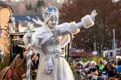 Noch zehn Tage: Was es Neues auf dem Auerbacher Weihnachtsmarkt gibt - Die Schneekönigin lässt es zum Märchenumzug schneien. Freuen dürfen sich Gäste auf 15 Kutschen, 40 Reiter nebst Fußvolk in den Kostümen beliebter Märchenfiguren. Bleibt zu hoffen, dass es nicht wieder einen Pferdeunfall gibt.