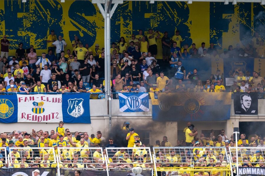 NOFV ermittelt nach Beleidigungen gegen Zwickaus Kuffour - Fans zünden Pyrotechnik.