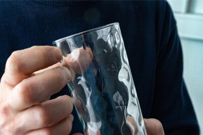 Nominiert für den Start-up-Preis 2024: Freiberger Gründer wollen die Glasindustrie revolutionieren - Ein Trinkbecher aus bruchfestem Glas.