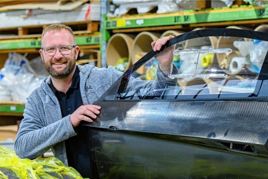 Nominiert für Sachsens Unternehmerpreis: Zwei Firmengründer hüten geheimes Rezept mit Basaltfasern - Alpha-Sigma-Geschäftsführer Michael Jakob mit einer Autotür aus Faserverbundwerkstoffen.