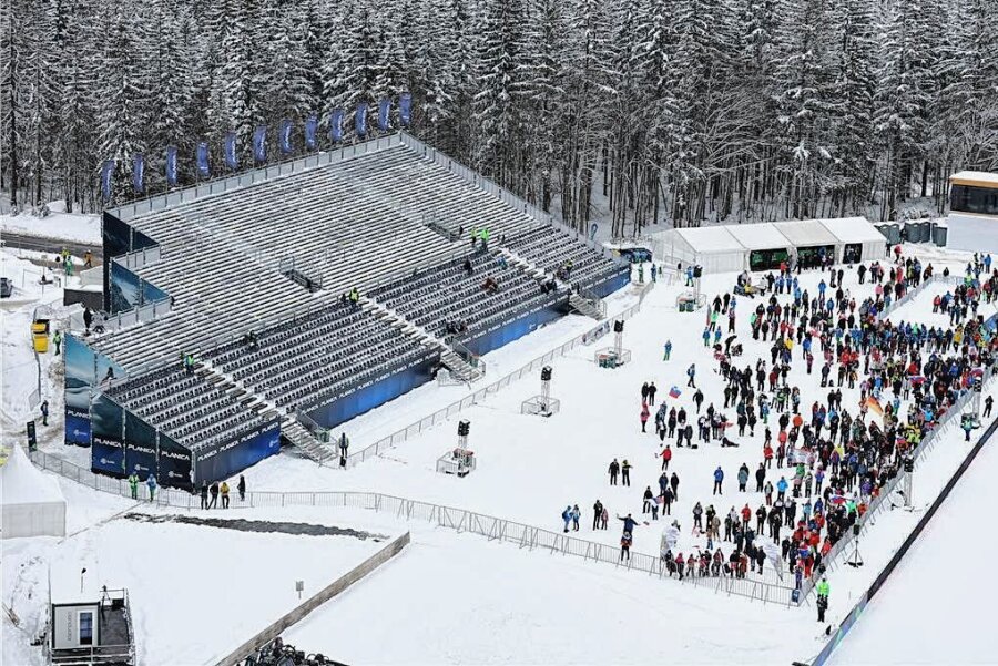 Nordische Ski-WM in Planica: Alles eine Nummer kleiner - Auf der Tribüne bei der WM-Premiere im Mixedteam der Nordischen Kombination war noch reichlich Platz. 