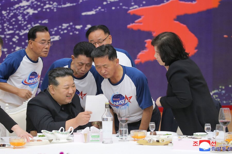 Nordkorea räumt gescheiterten Satellitenstart ein - Nordkoreas Machthaber Kim Jong Un hatte angekündigt, sein Land werde in diesem Jahr drei weitere Aufklärungssatelliten starten lassen.